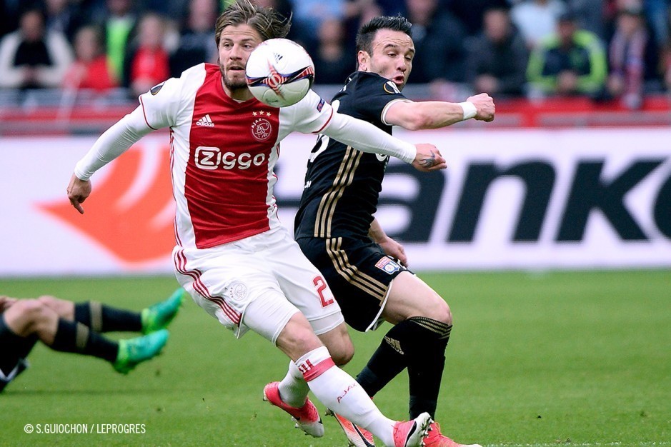 客场输球后,里昂足球队瞄准主场逆袭 客场输球后,里昂足球队瞄准主场逆袭