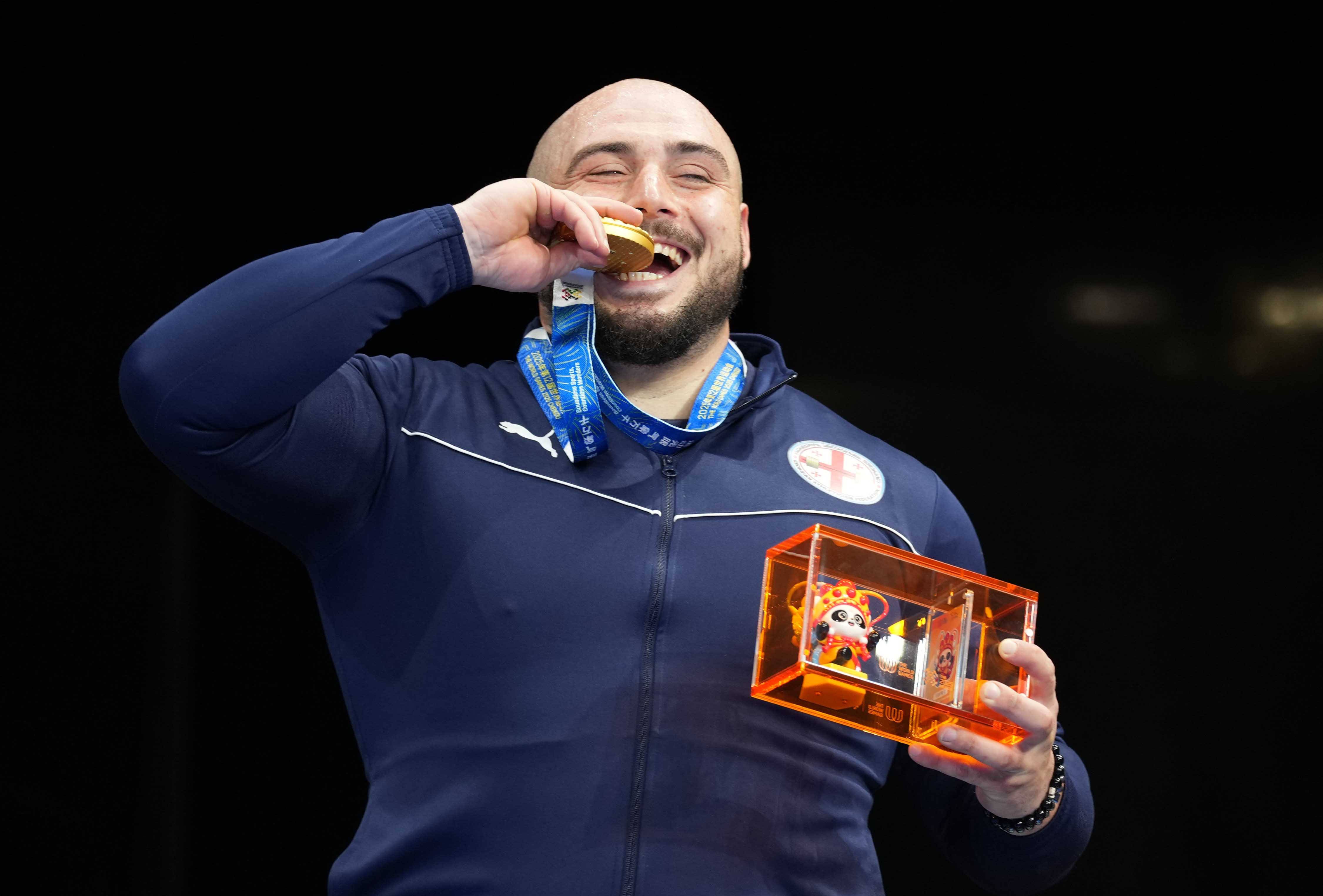 包含东京奥运会举重比赛，秘鲁选手创造历史的词条