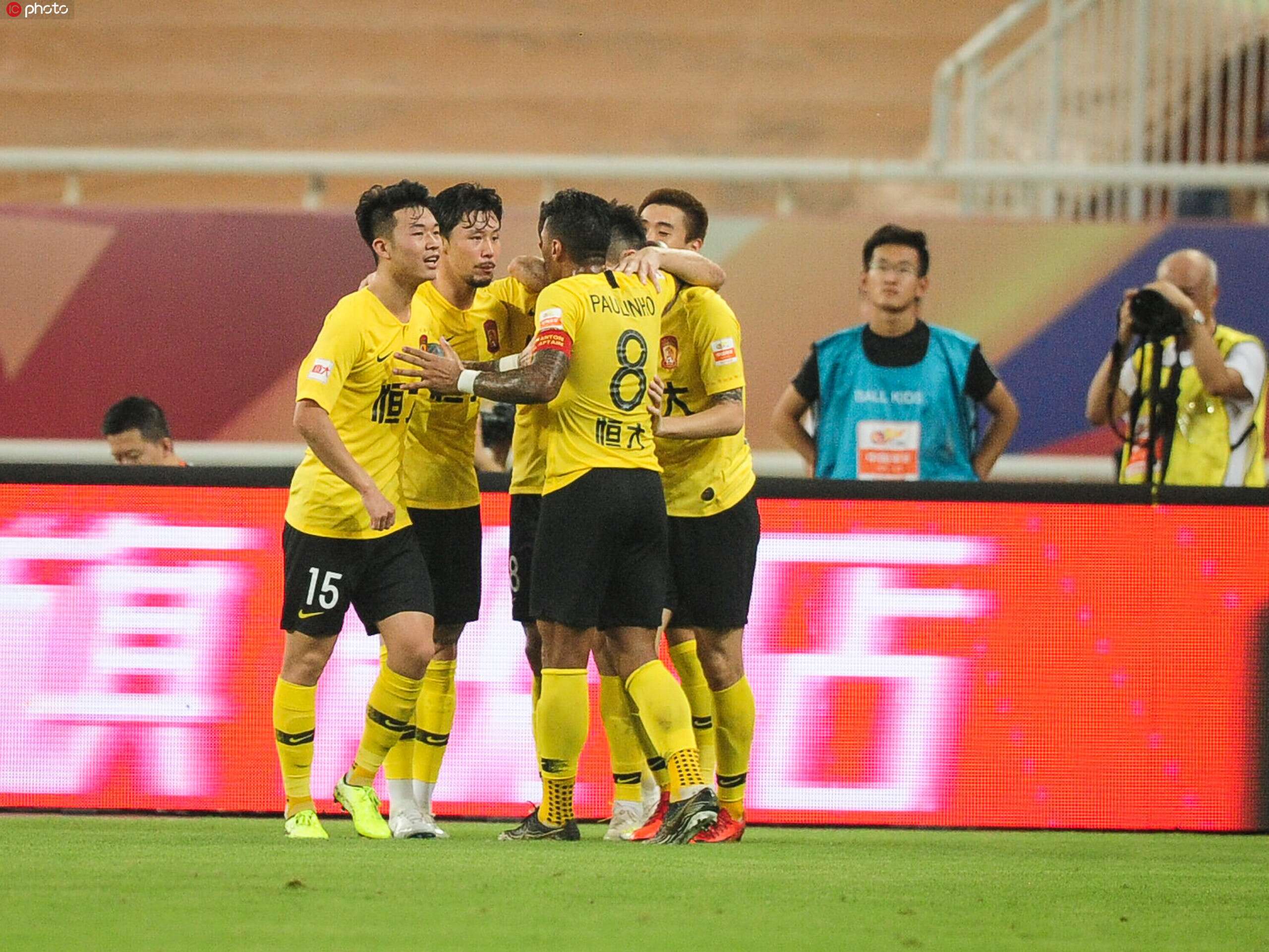 关于艰难跋涉足球场，球员们苦练拼搏，争取人生巅峰的信息