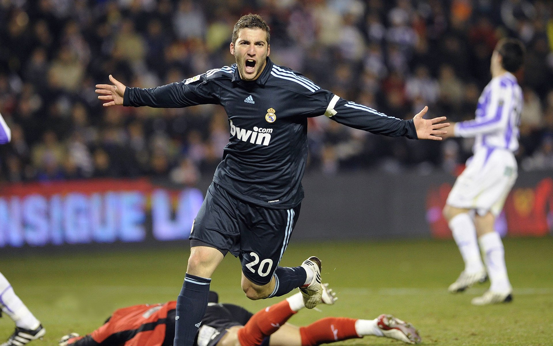 当足球的冷门遇见F1的热血，阿尔瓦雷斯的赛道统治与西班牙的意外之夜